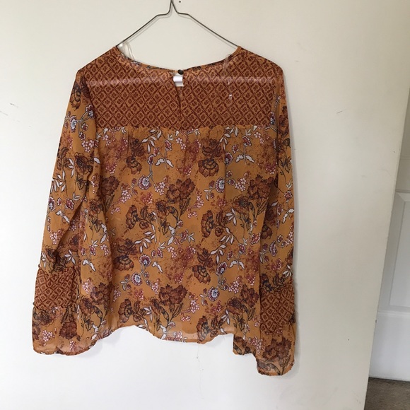 Orange top with details - Picture 2 of 3